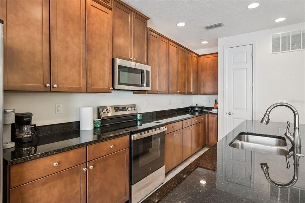 For Sale: $400,000 (3 beds, 3 baths, 1989 Square Feet)
