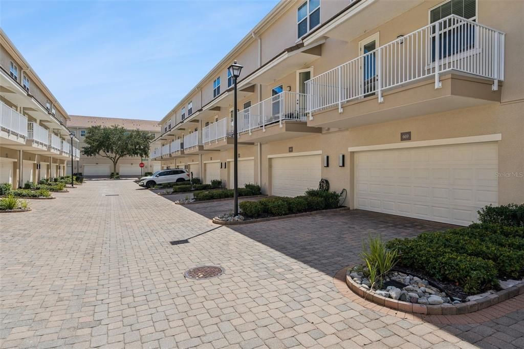 For Sale: $400,000 (3 beds, 3 baths, 1989 Square Feet)