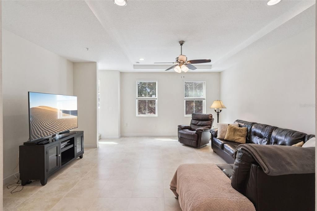For Sale: $400,000 (3 beds, 3 baths, 1989 Square Feet)