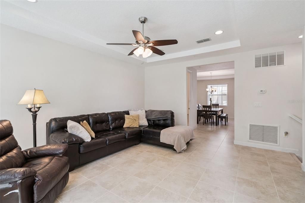 For Sale: $400,000 (3 beds, 3 baths, 1989 Square Feet)