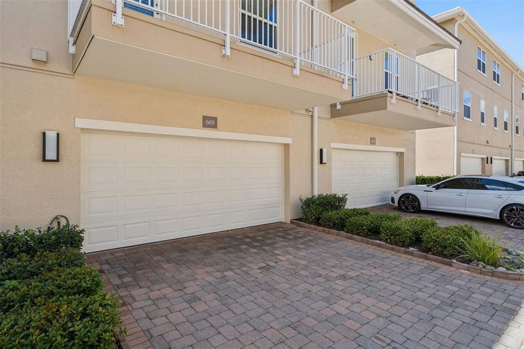 For Sale: $400,000 (3 beds, 3 baths, 1989 Square Feet)
