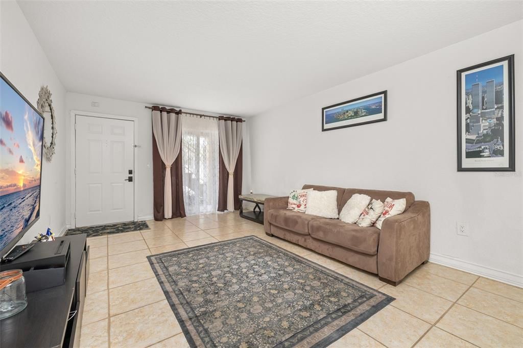 For Sale: $115,000 (1 beds, 1 baths, 759 Square Feet)
