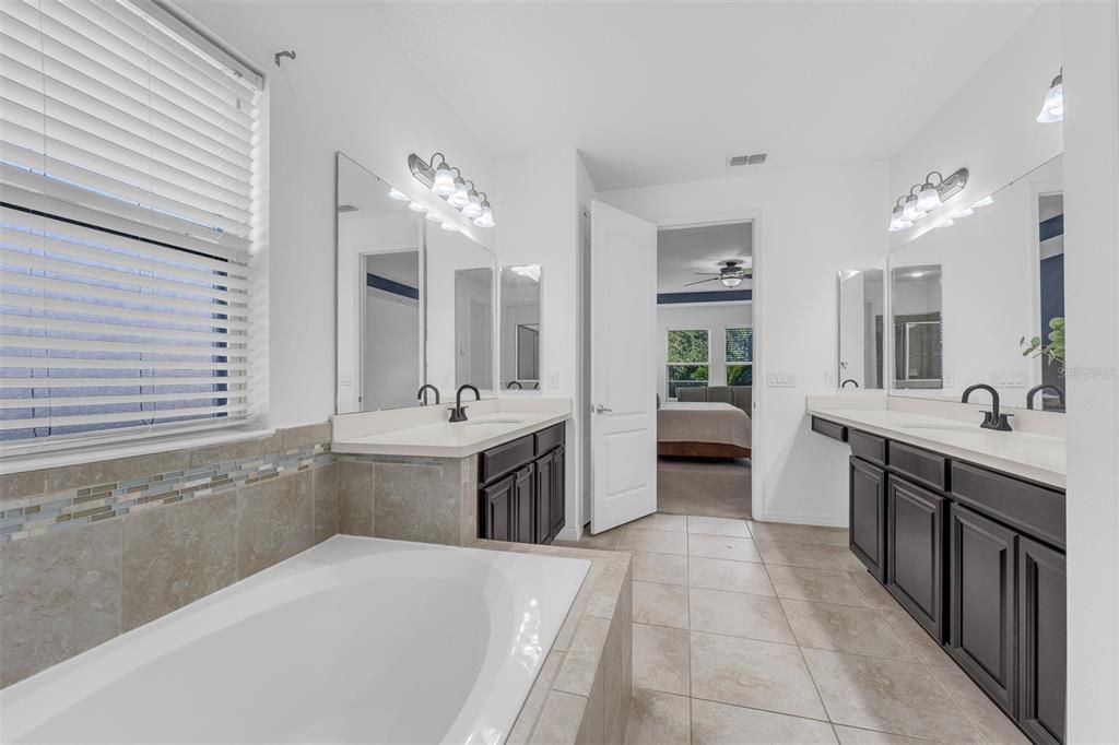 For Sale: $960,000 (6 beds, 5 baths, 4341 Square Feet)