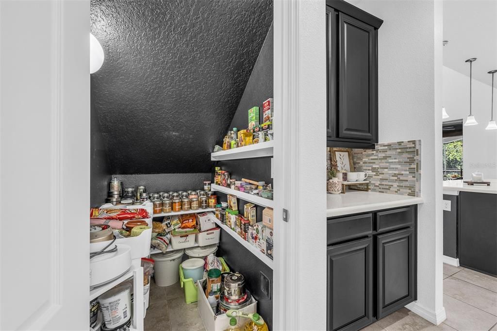 For Sale: $960,000 (6 beds, 5 baths, 4341 Square Feet)