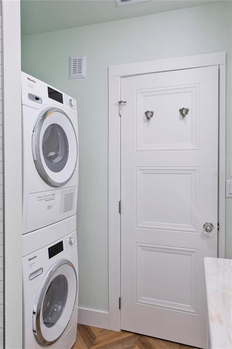 For Rent: $3,400 (1 beds, 1 baths, 580 Square Feet)
