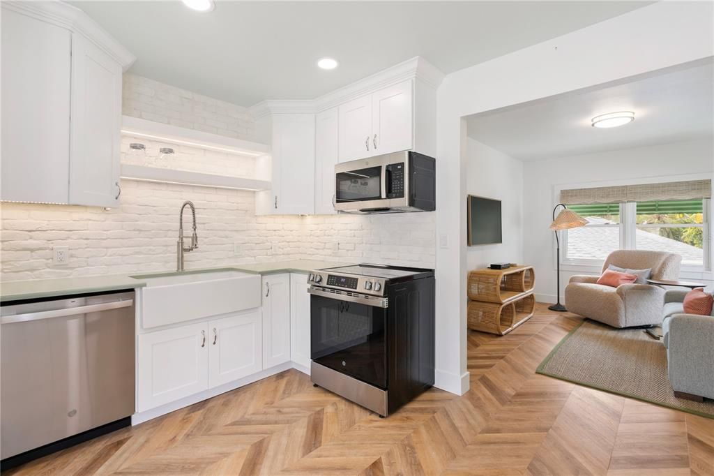 For Rent: $3,400 (1 beds, 1 baths, 580 Square Feet)