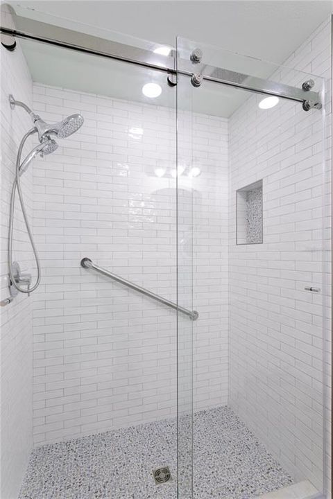 For Rent: $3,400 (1 beds, 1 baths, 580 Square Feet)