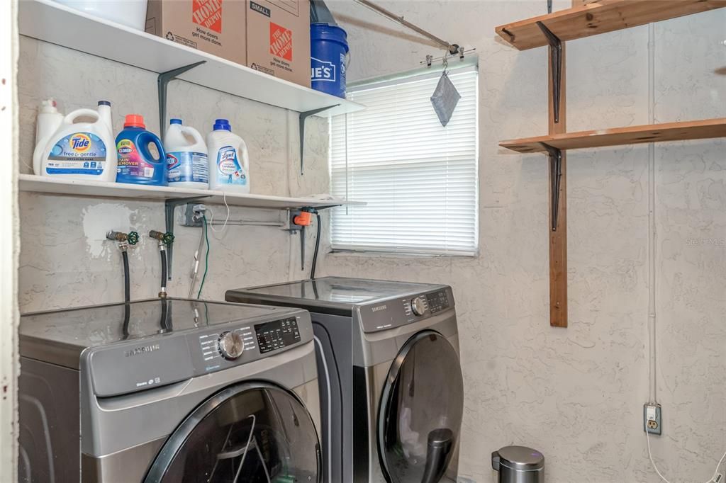 На продажу: $187,500 (2 спален, 2 ванн, 1025 Квадратных фут)