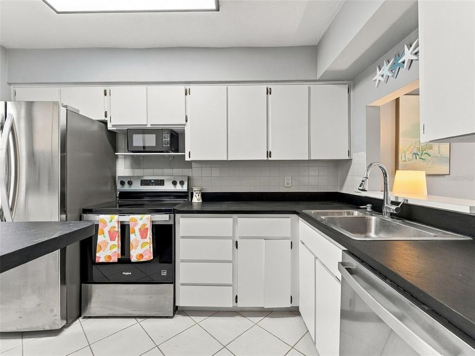 На продажу: $169,500 (2 спален, 2 ванн, 923 Квадратных фут)