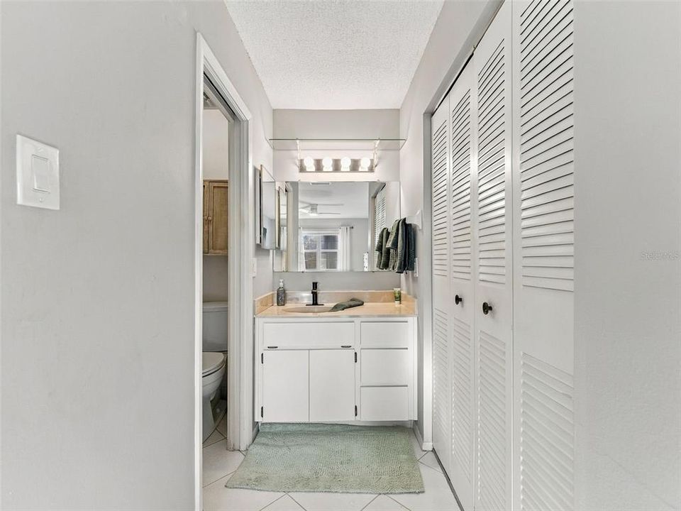 На продажу: $169,500 (2 спален, 2 ванн, 923 Квадратных фут)