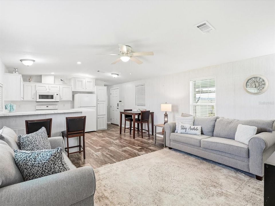 For Sale: $189,900 (2 beds, 2 baths, 990 Square Feet)