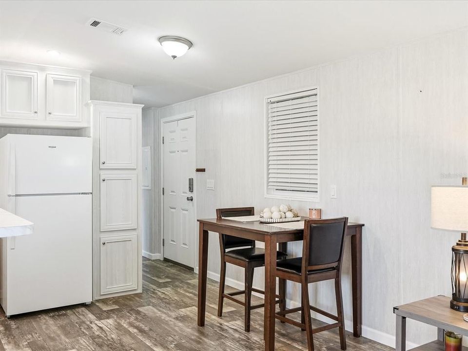 For Sale: $189,900 (2 beds, 2 baths, 990 Square Feet)