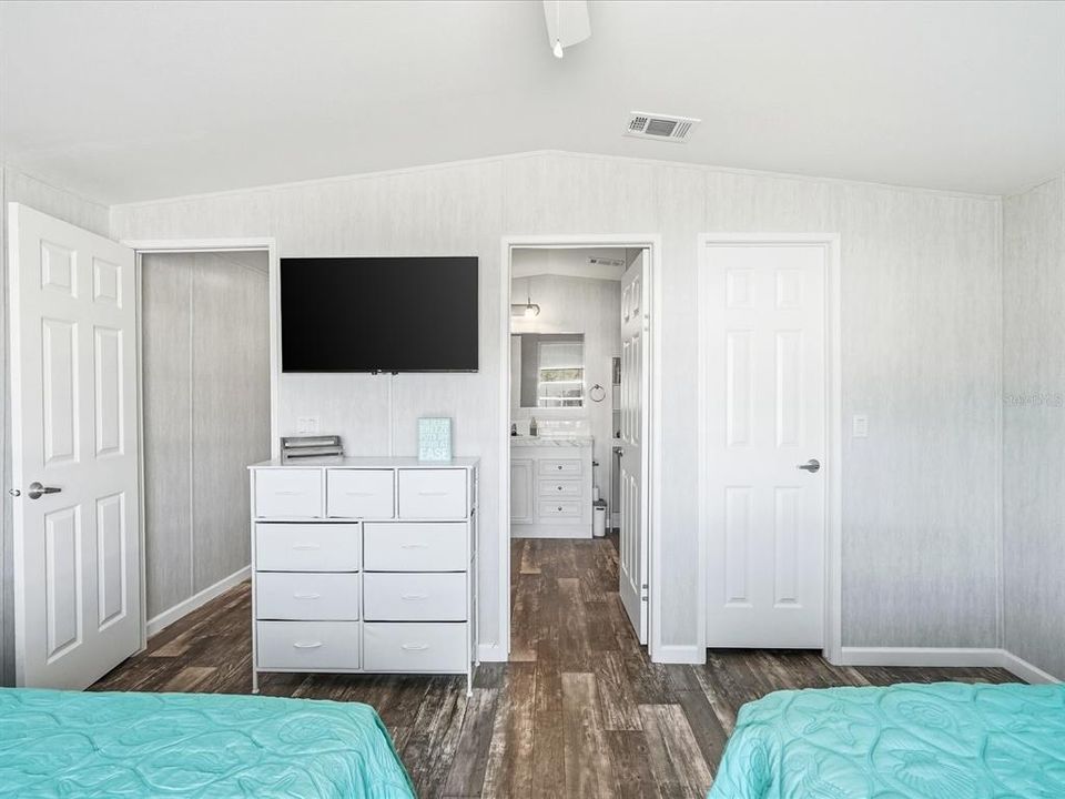 For Sale: $189,900 (2 beds, 2 baths, 990 Square Feet)