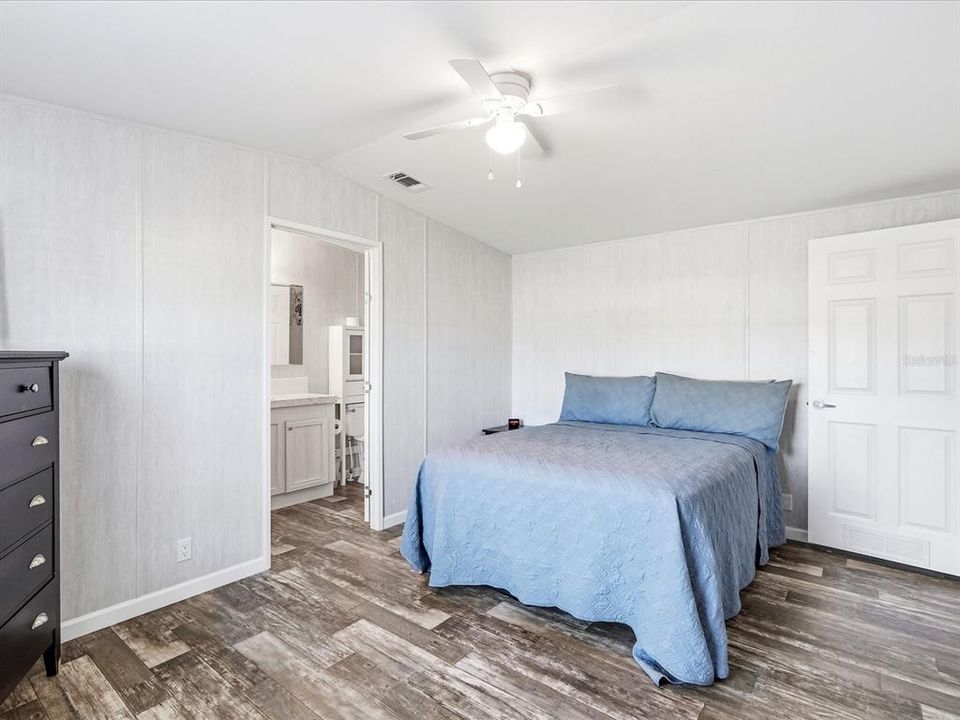 For Sale: $189,900 (2 beds, 2 baths, 990 Square Feet)