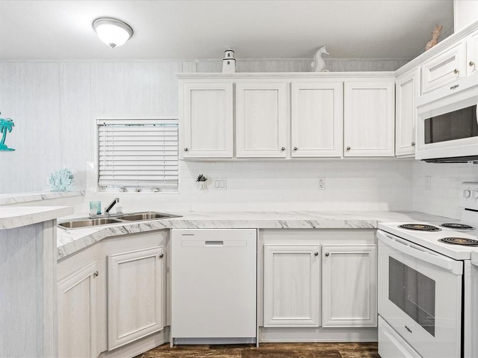 For Sale: $189,900 (2 beds, 2 baths, 990 Square Feet)