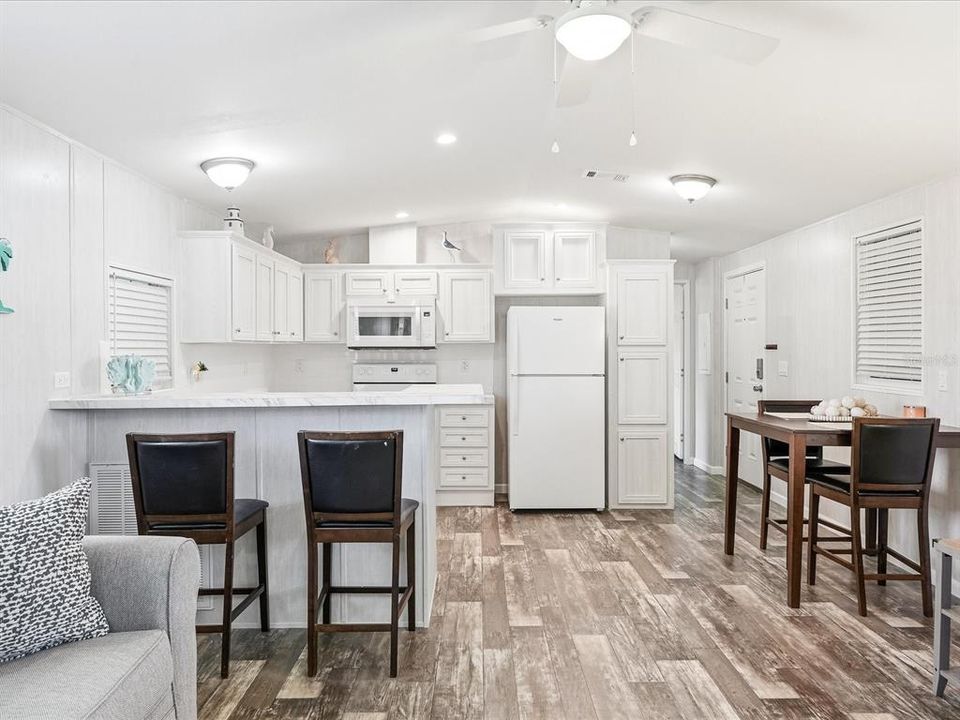 For Sale: $189,900 (2 beds, 2 baths, 990 Square Feet)