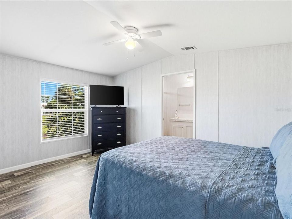 For Sale: $189,900 (2 beds, 2 baths, 990 Square Feet)
