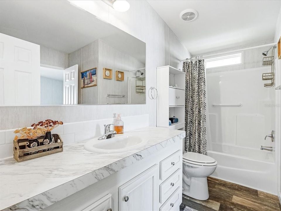 For Sale: $189,900 (2 beds, 2 baths, 990 Square Feet)