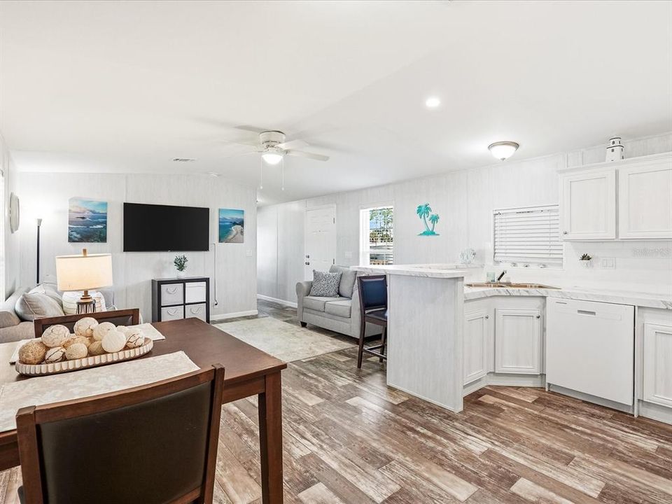 For Sale: $189,900 (2 beds, 2 baths, 990 Square Feet)