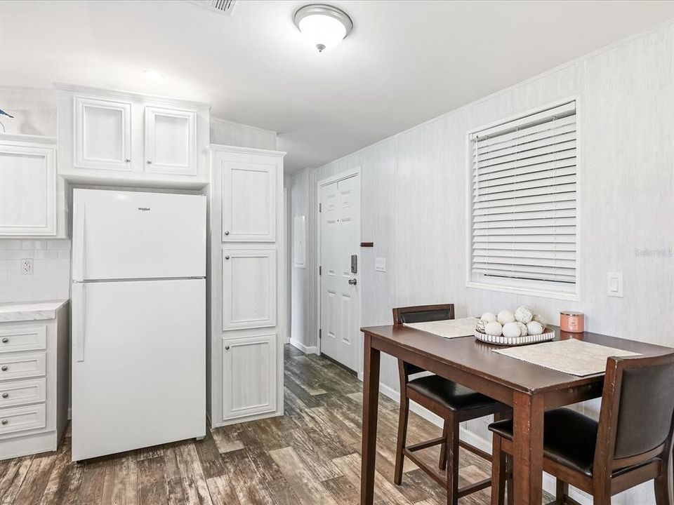 For Sale: $189,900 (2 beds, 2 baths, 990 Square Feet)
