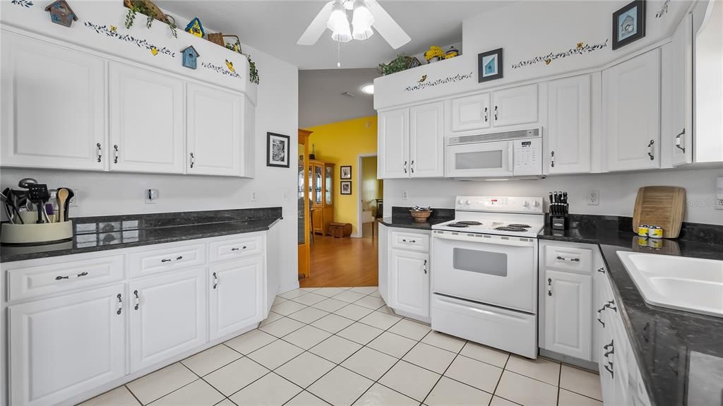 For Sale: $254,900 (2 beds, 2 baths, 1322 Square Feet)