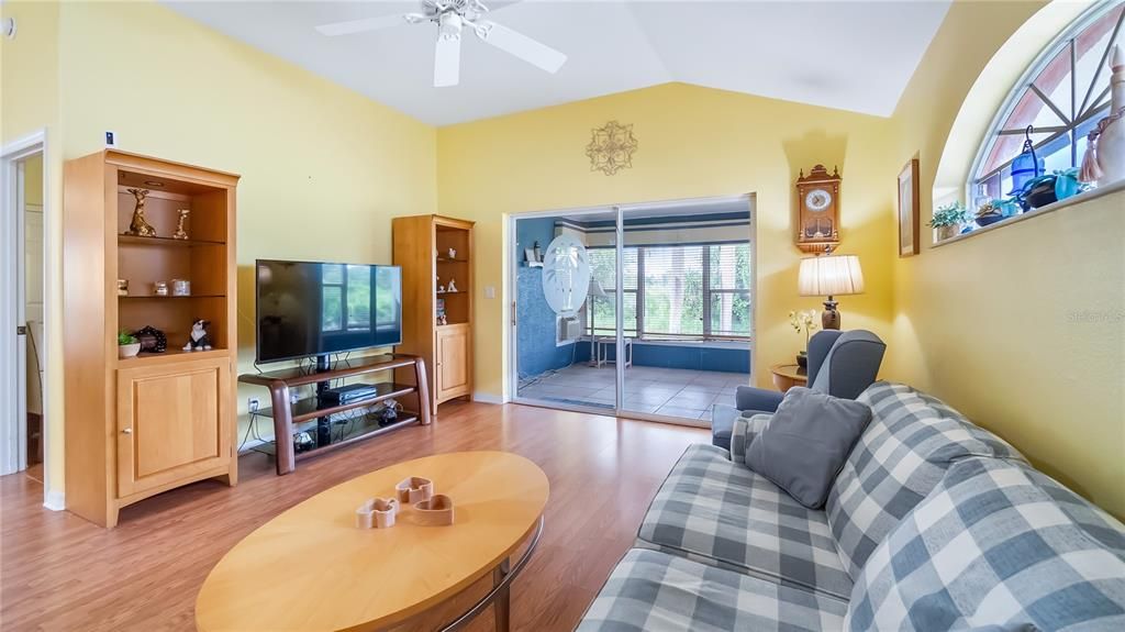 For Sale: $254,900 (2 beds, 2 baths, 1322 Square Feet)