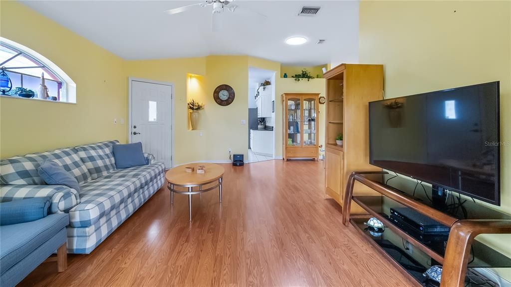 For Sale: $254,900 (2 beds, 2 baths, 1322 Square Feet)
