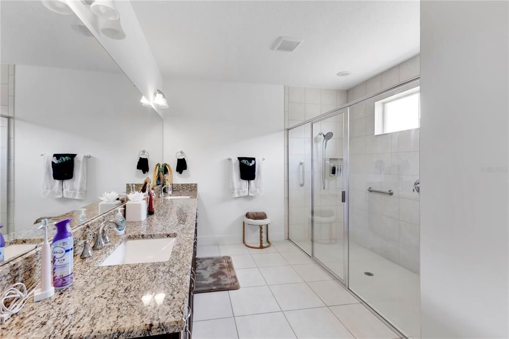 En Venta: $429,000 (3 camas, 3 baños, 2355 Pies cuadrados)