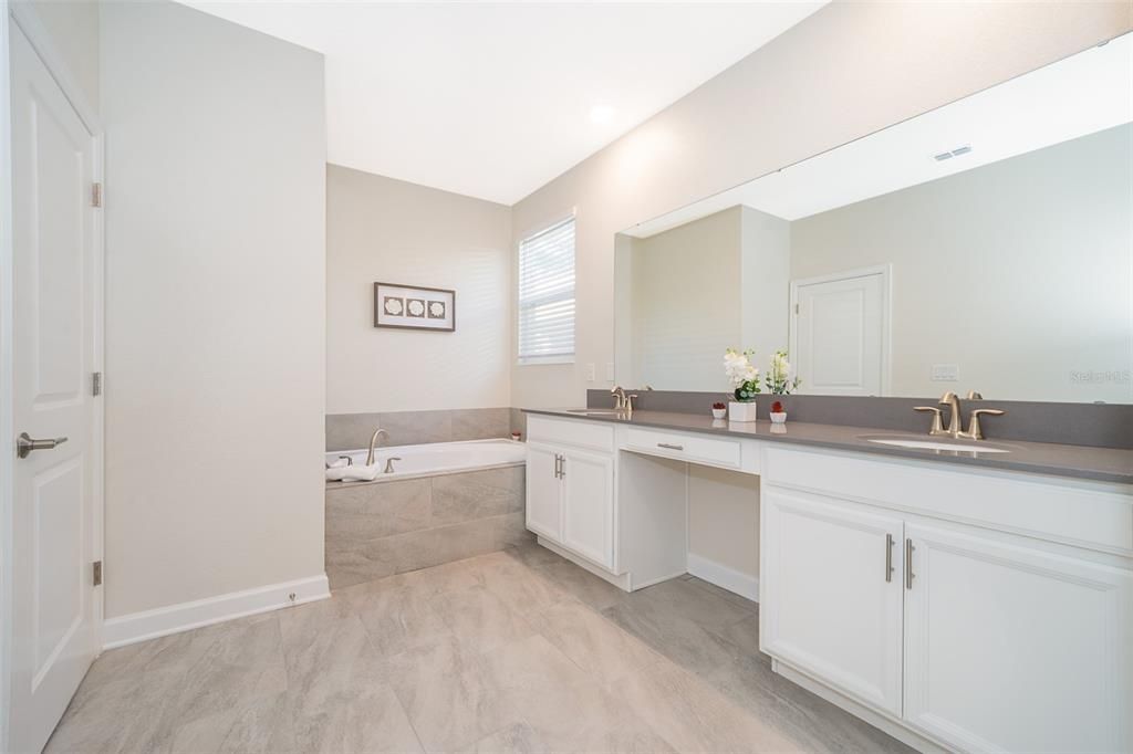 For Sale: $619,000 (5 beds, 5 baths, 3292 Square Feet)