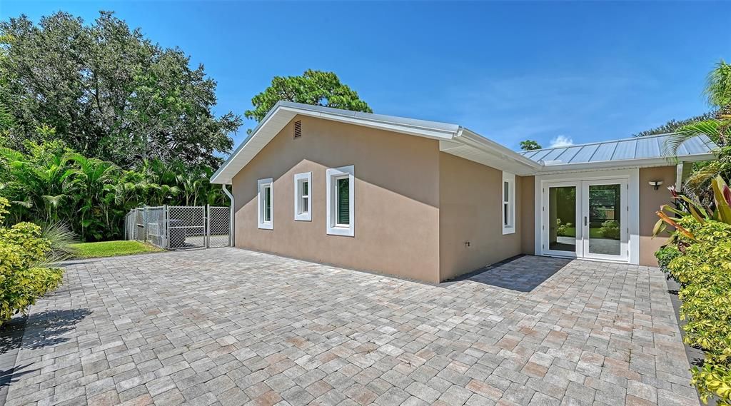 For Sale: $539,999 (2 beds, 2 baths, 1219 Square Feet)