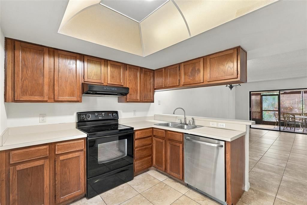 На продажу: $159,500 (2 спален, 2 ванн, 924 Квадратных фут)