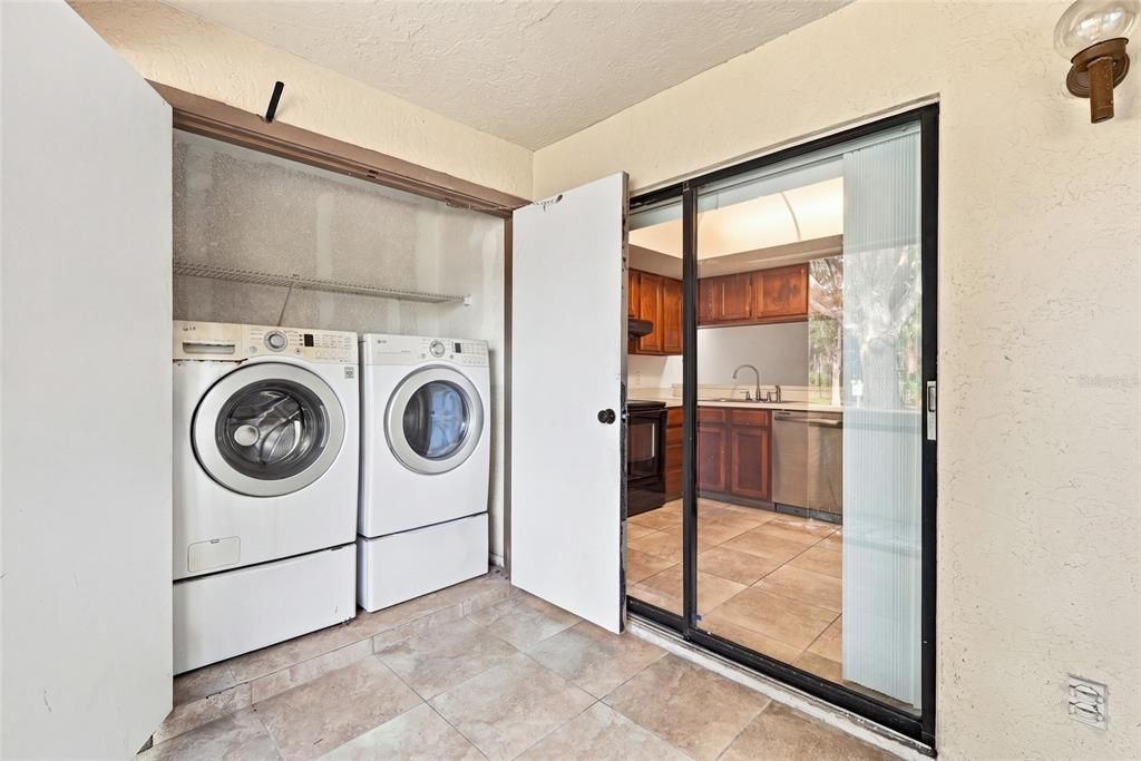 На продажу: $159,500 (2 спален, 2 ванн, 924 Квадратных фут)