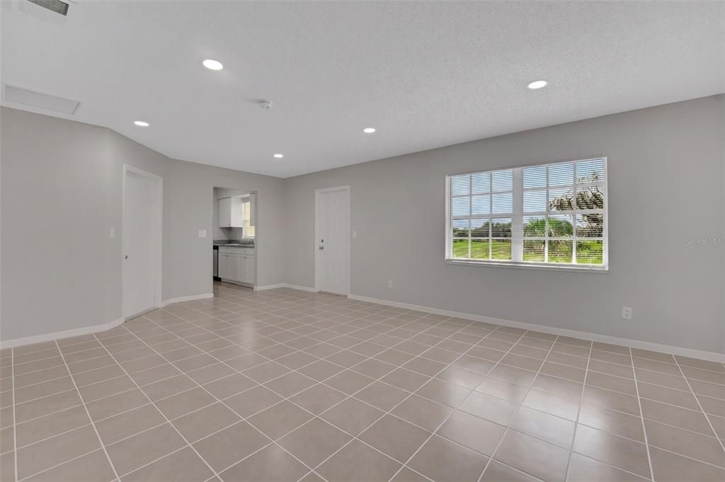For Sale: $239,000 (3 beds, 1 baths, 1048 Square Feet)