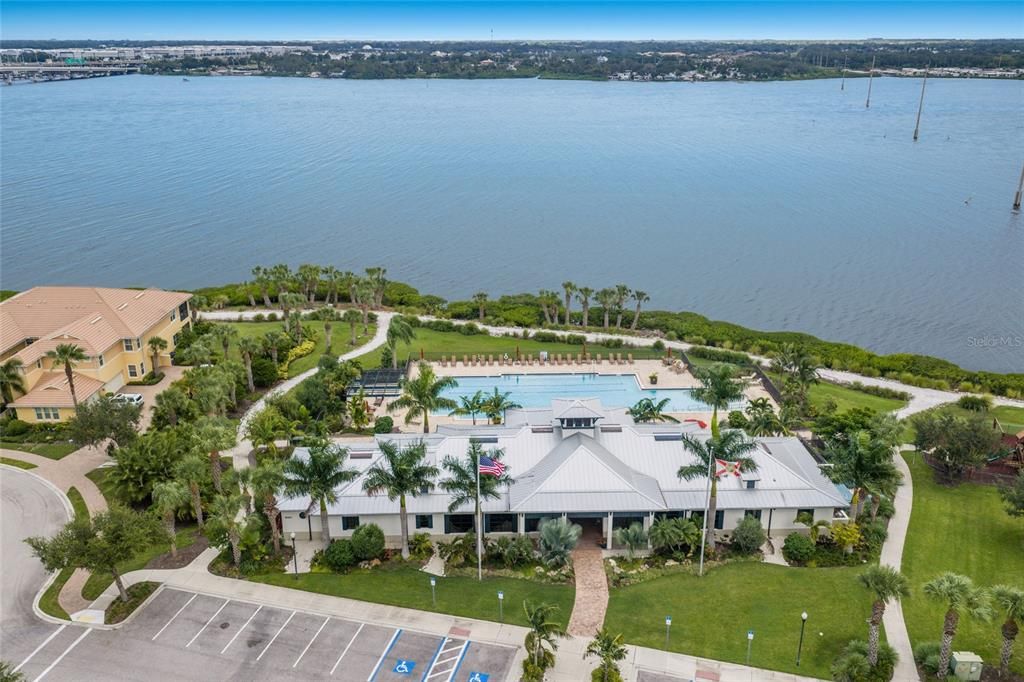 En Venta: $865,000 (3 camas, 3 baños, 2725 Pies cuadrados)