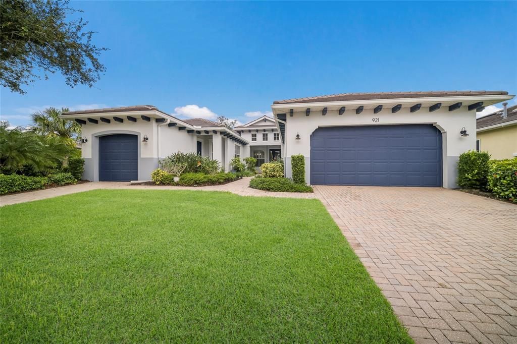 En Venta: $865,000 (3 camas, 3 baños, 2725 Pies cuadrados)