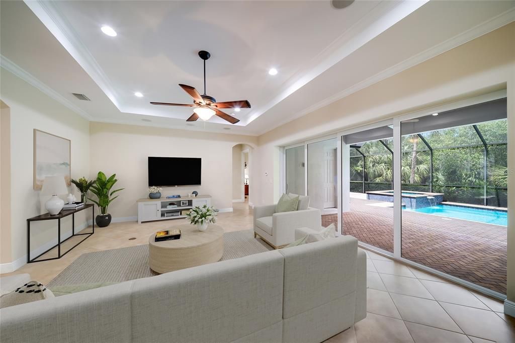 En Venta: $865,000 (3 camas, 3 baños, 2725 Pies cuadrados)