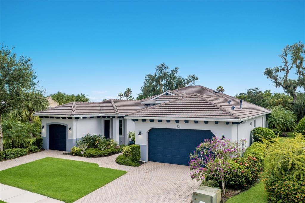 En Venta: $865,000 (3 camas, 3 baños, 2725 Pies cuadrados)