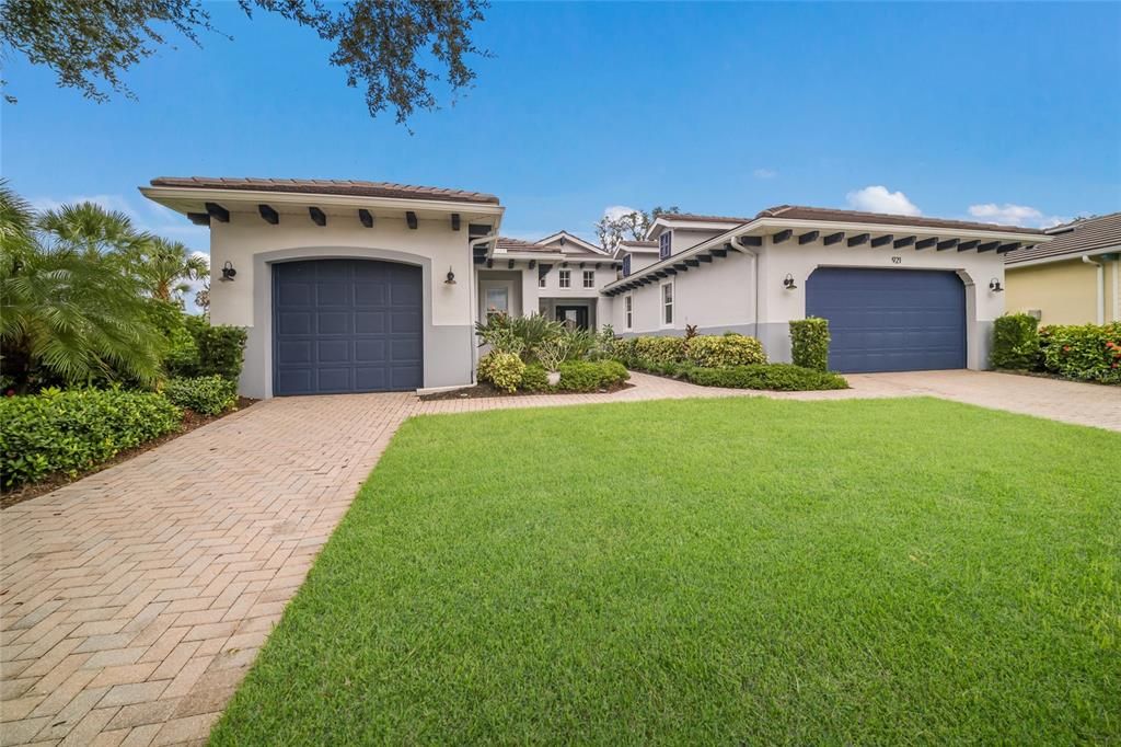 En Venta: $865,000 (3 camas, 3 baños, 2725 Pies cuadrados)