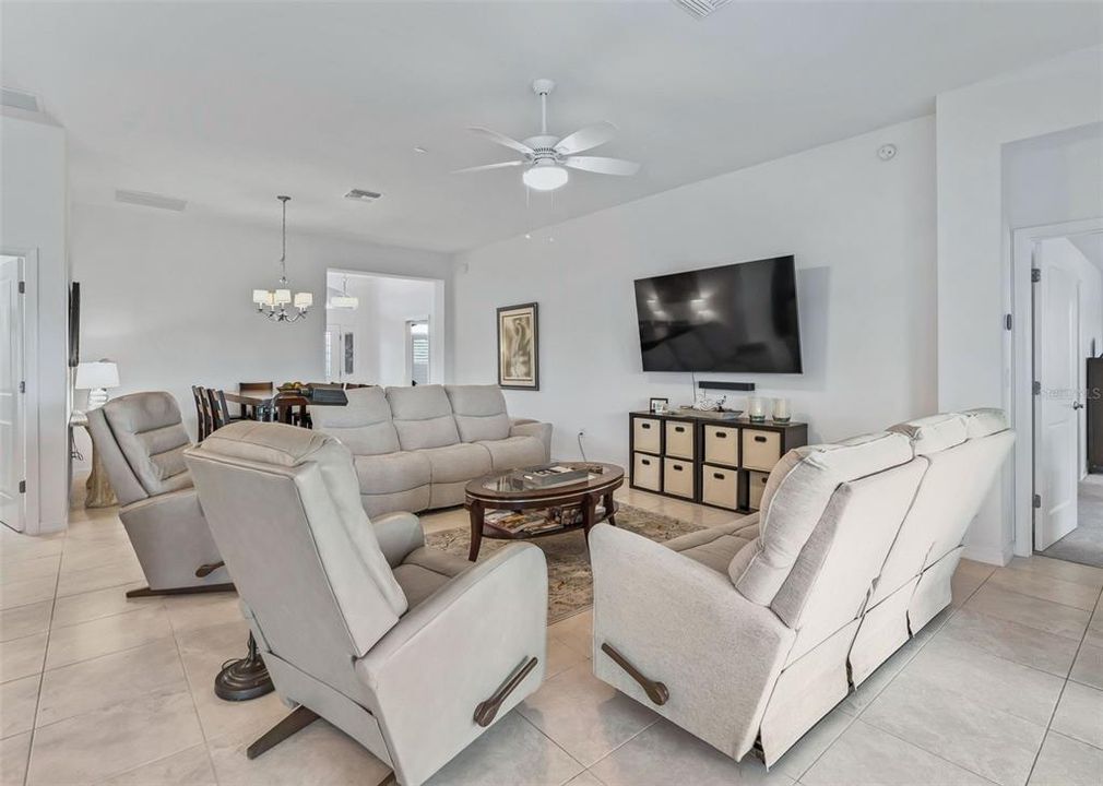 For Sale: $579,000 (3 beds, 3 baths, 1977 Square Feet)
