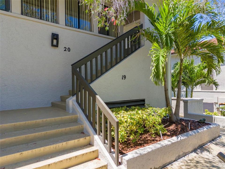 For Sale: $350,000 (2 beds, 2 baths, 1065 Square Feet)
