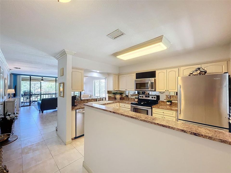 For Sale: $350,000 (2 beds, 2 baths, 1065 Square Feet)