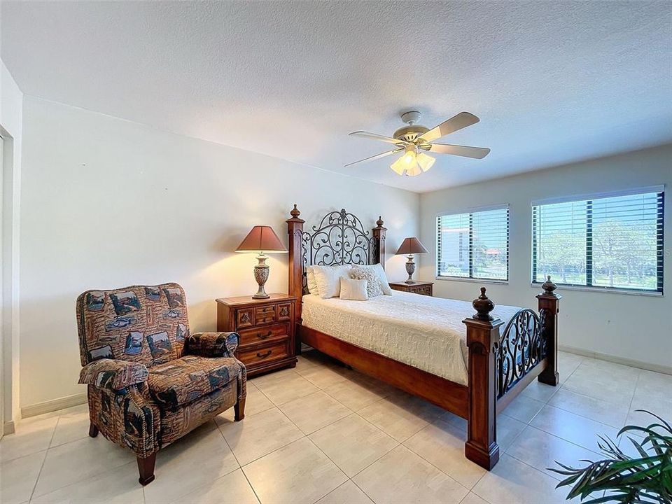 For Sale: $350,000 (2 beds, 2 baths, 1065 Square Feet)