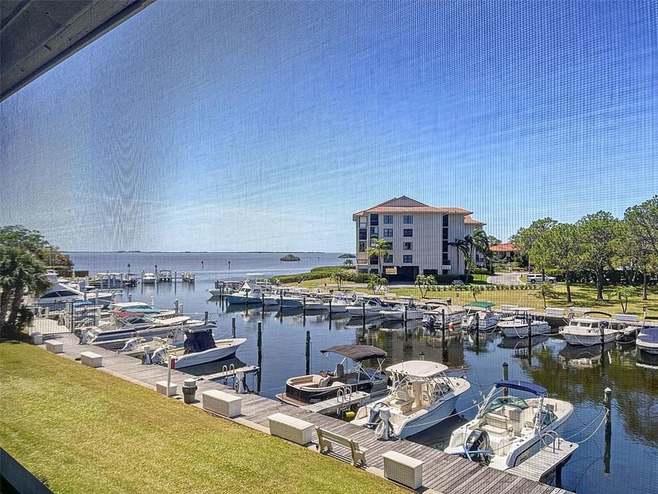 For Sale: $350,000 (2 beds, 2 baths, 1065 Square Feet)