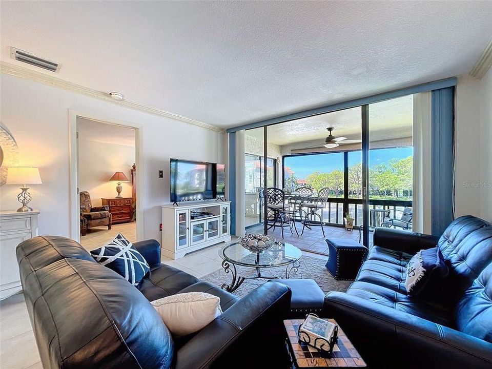 For Sale: $350,000 (2 beds, 2 baths, 1065 Square Feet)