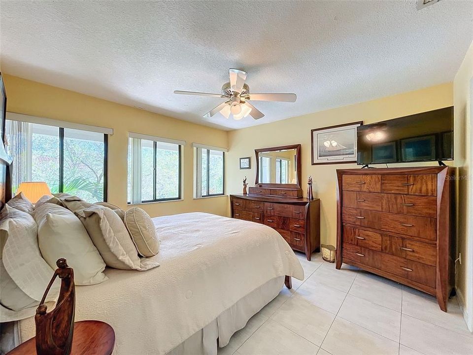 For Sale: $350,000 (2 beds, 2 baths, 1065 Square Feet)