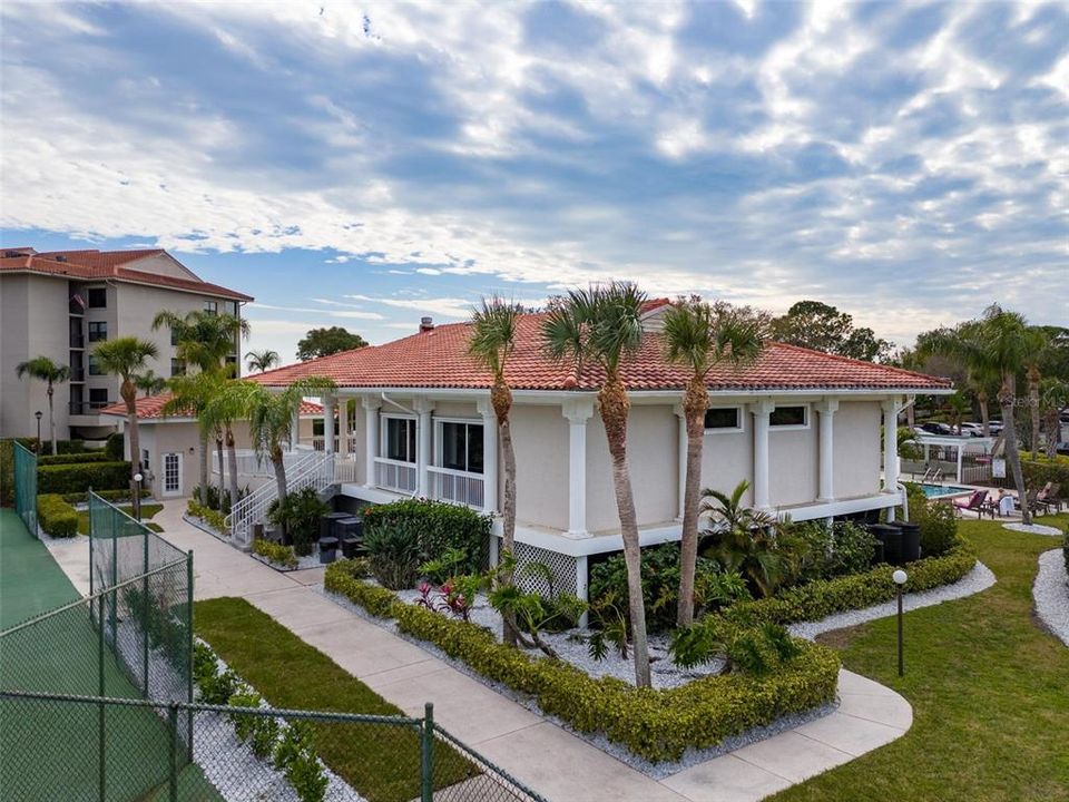 For Sale: $350,000 (2 beds, 2 baths, 1065 Square Feet)