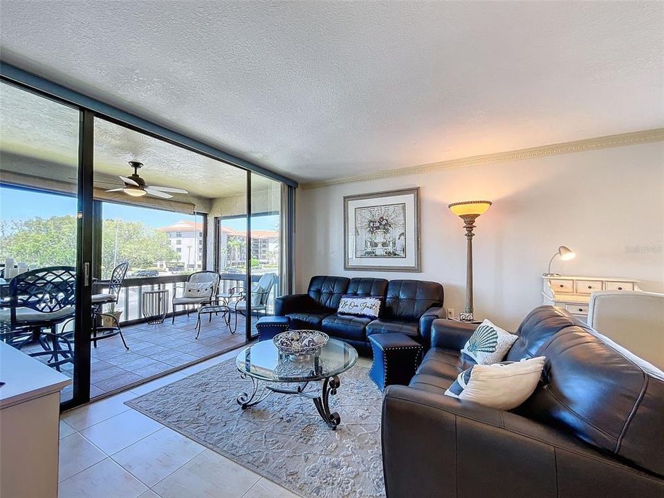 For Sale: $350,000 (2 beds, 2 baths, 1065 Square Feet)