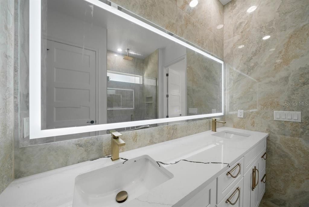 En Venta: $485,000 (4 camas, 3 baños, 2011 Pies cuadrados)