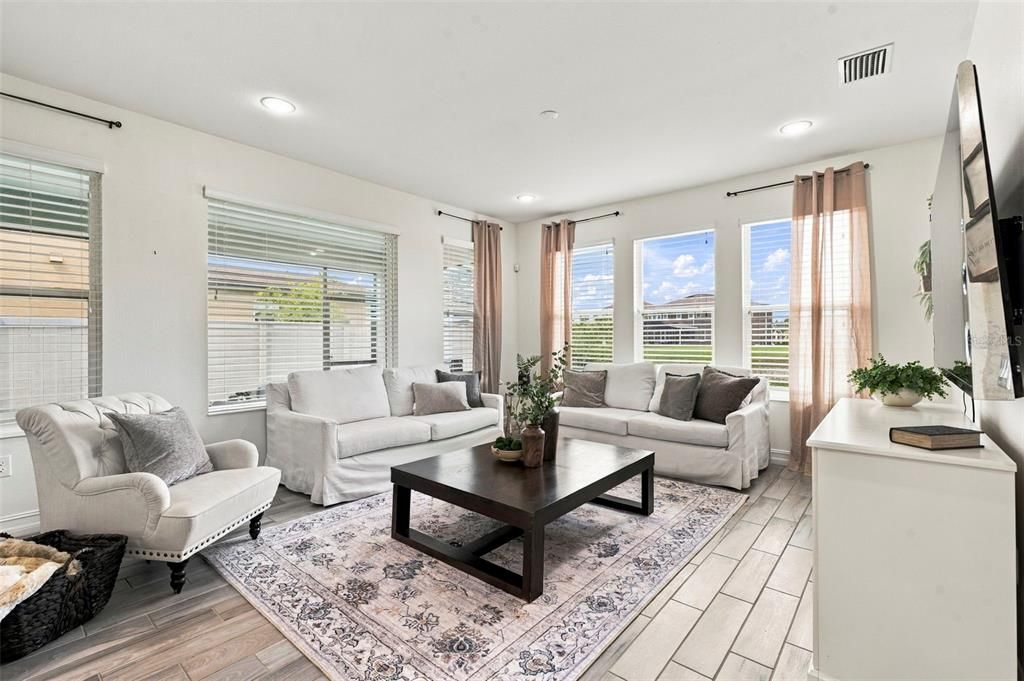 En Venta: $675,000 (4 camas, 3 baños, 2855 Pies cuadrados)