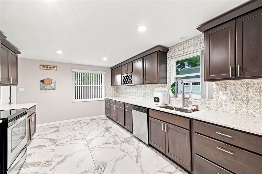 For Sale: $240,000 (2 beds, 2 baths, 1168 Square Feet)